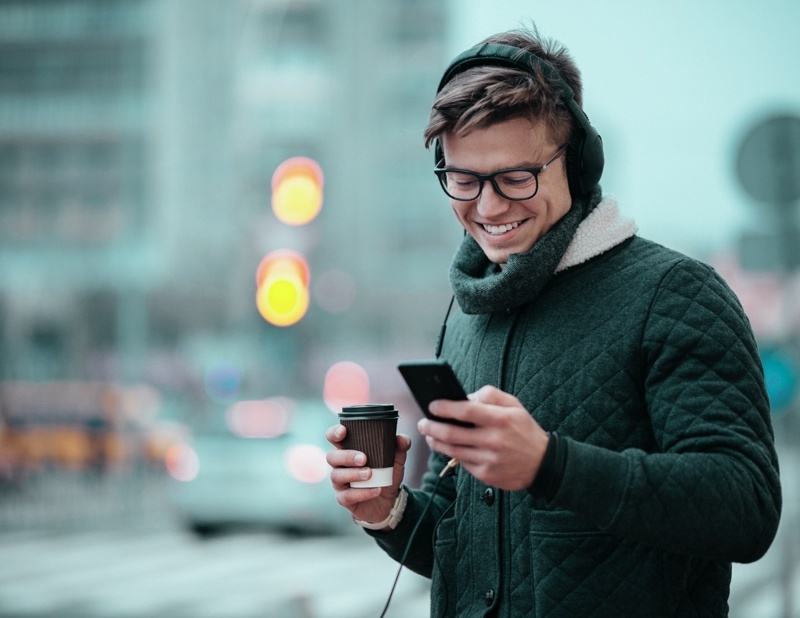 Junger Mann bedient Smartphone