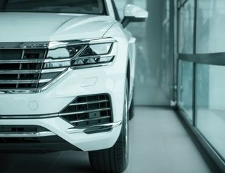 Wei&szlig;es Auto aus frontalter Sicht