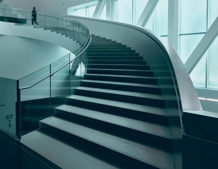 Modernes Treppenhaus mit geschwungener Treppe