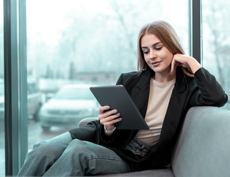  Lady uses tablet